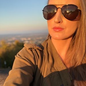 Meet your Posher, Caitlin